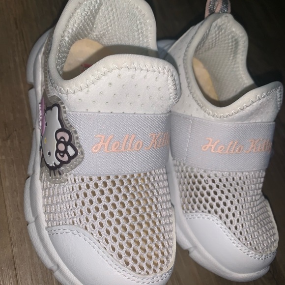 Hello Kitty Sneakers 7.5 - Picture 8 of 10